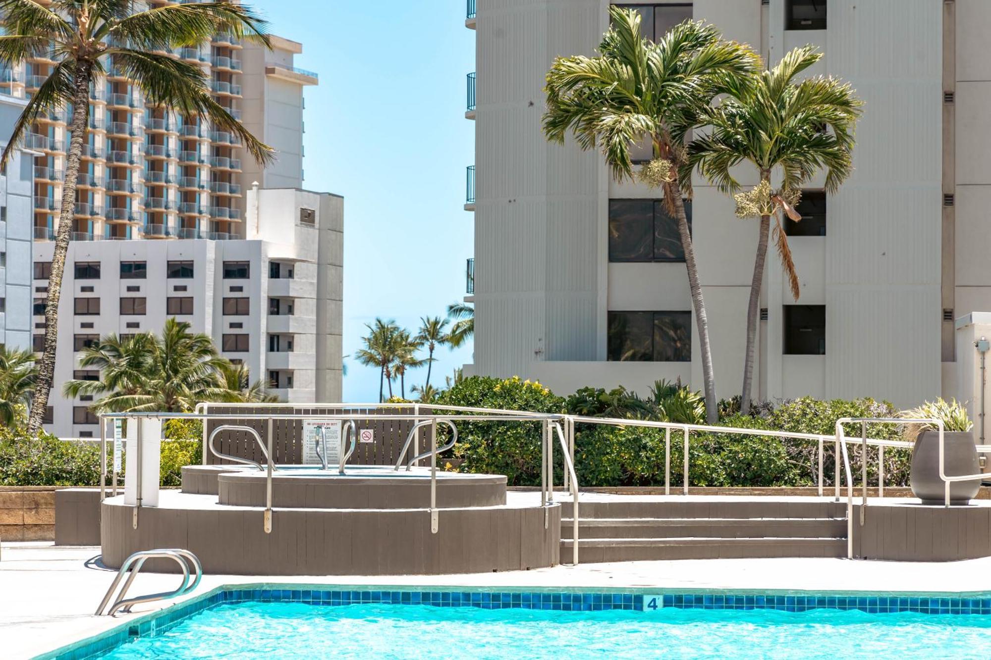 Upscale Penthouse With Ocean Views - Free Parking Apartment Honolulu Exterior photo