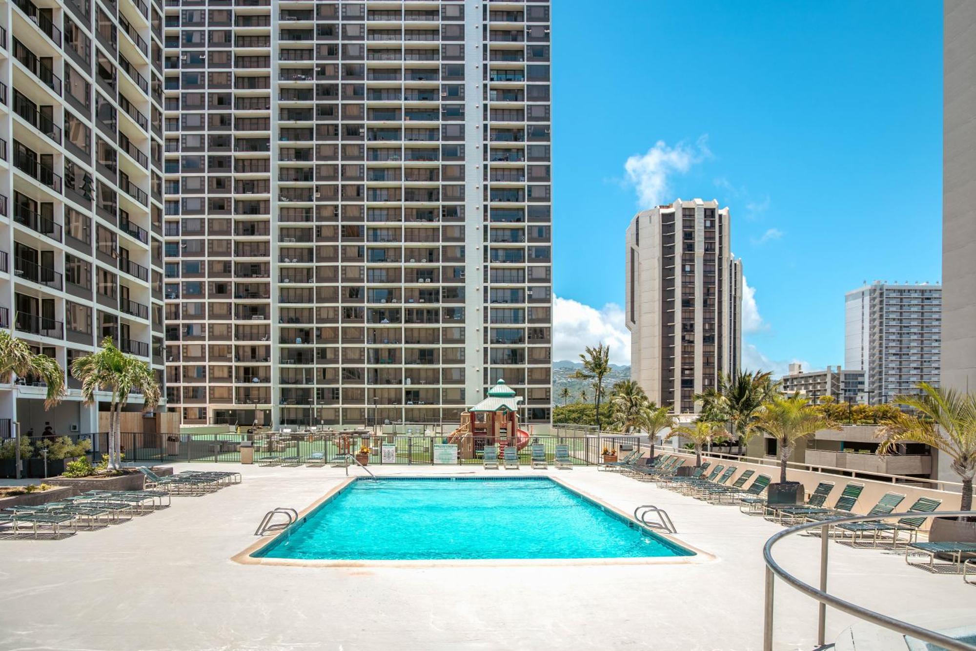 Upscale Penthouse With Ocean Views - Free Parking Apartment Honolulu Exterior photo