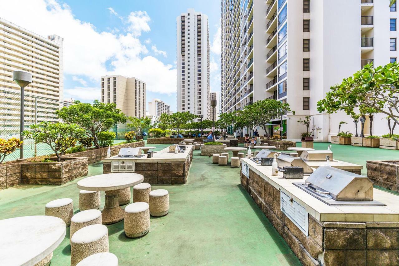 Upscale Penthouse With Ocean Views - Free Parking Apartment Honolulu Exterior photo